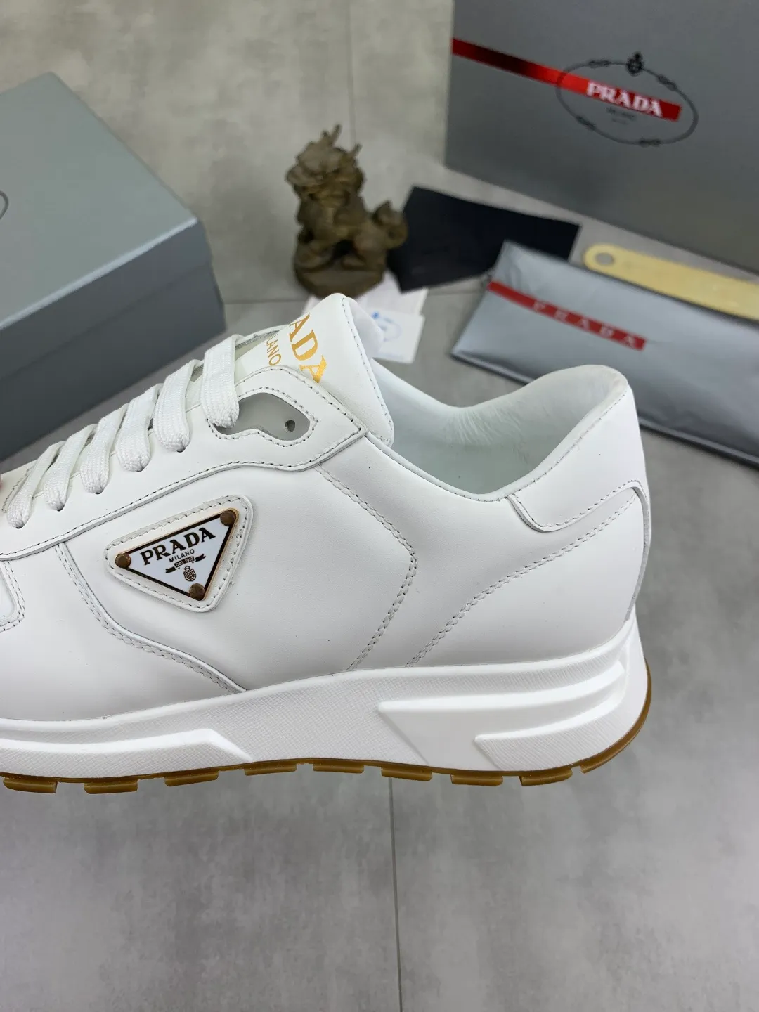 Men's shoes 💰P540 new (higher version) new PRADA (Prada) classic models are on the market at the same time, new men's shoes, 😘fabrics are selected from original imported calfskin. First layer of imported cowhide lining. The original version is awesome! 👍🏿Original open-molded non-slip PU outsole, with exquisite lines, simple and elegant, super comfortable and classy on foot, suitable for leisure travel. Code number: 38-45 (46 customized) 4️⃣ colors available